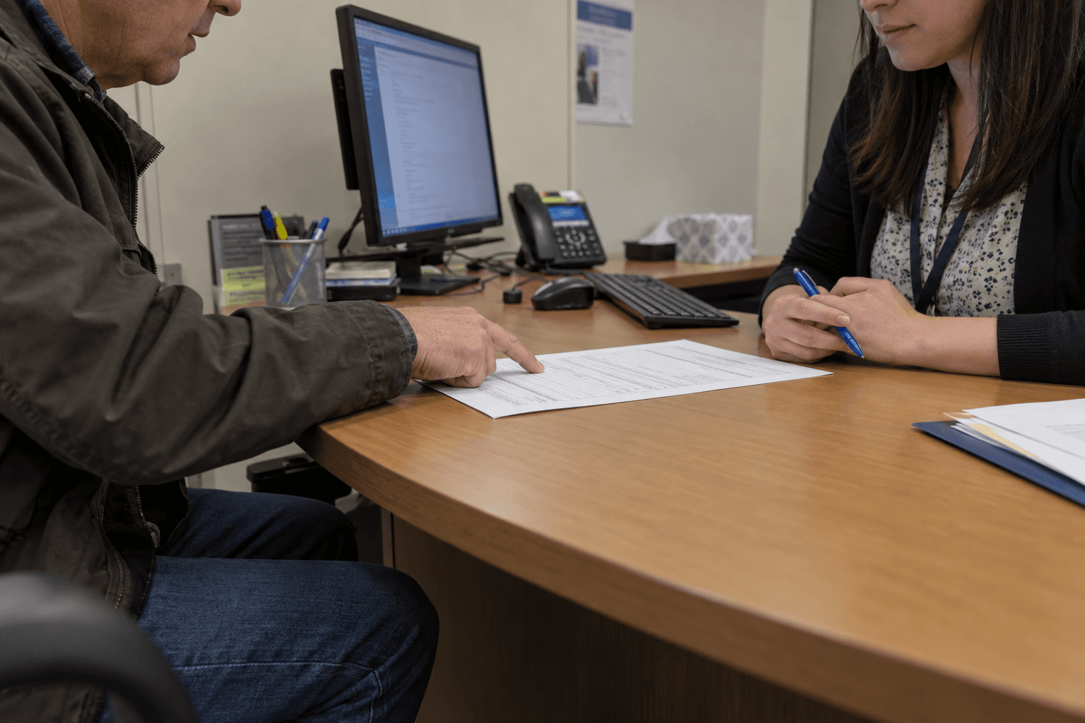 Un formulaire de transfert de compte examiné à un bureau de banque.
