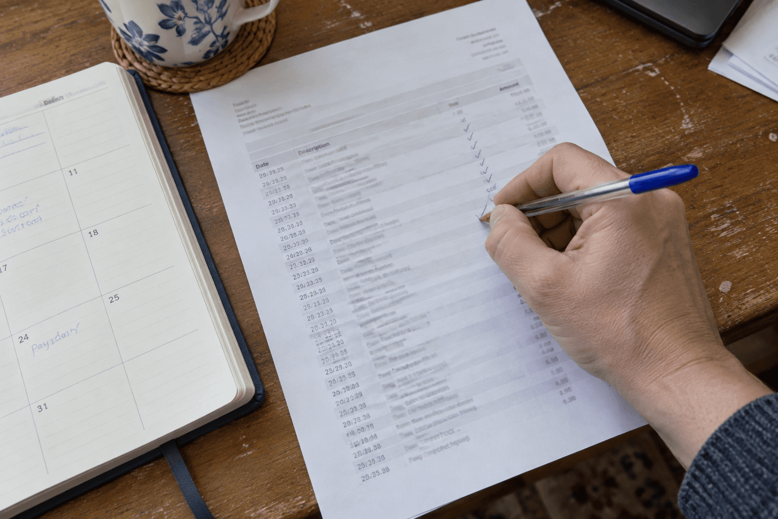 Des dates de dépôts vérifiées dans un agenda.