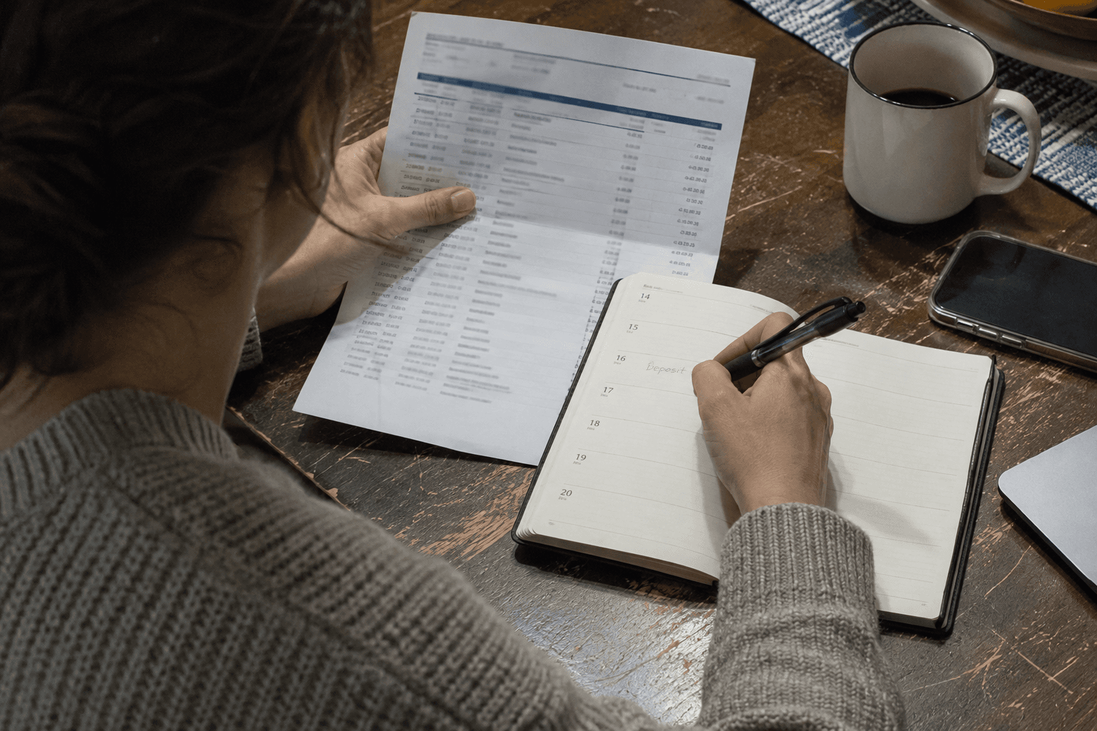 Une date de dépôt notée près d'un relevé bancaire.